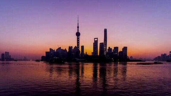 时光流逝的清晨大量的船只在中国上海的黄浦江上