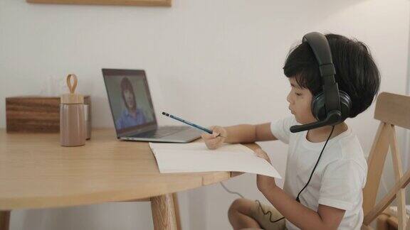 亚洲男孩在家通过视频电话学习
