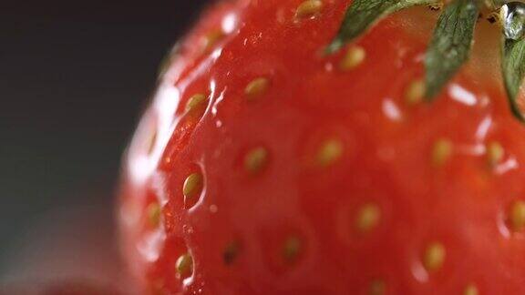 新鲜草莓近距离与下落的水滴