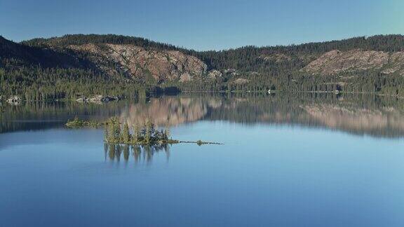 无人机飞过宁静的湖面