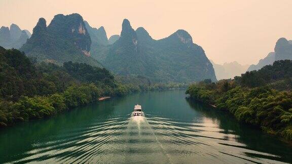中国桂林漓江上的游船