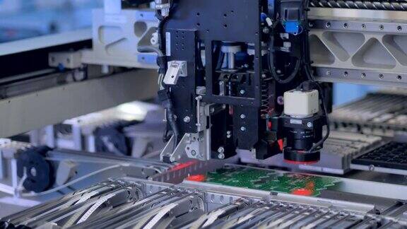 制造电子零件的现代机器人机器自动化生产机器4k