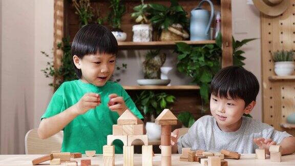 亚洲男孩正在客厅里玩积木