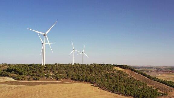 风车在山坡上生产环保电力