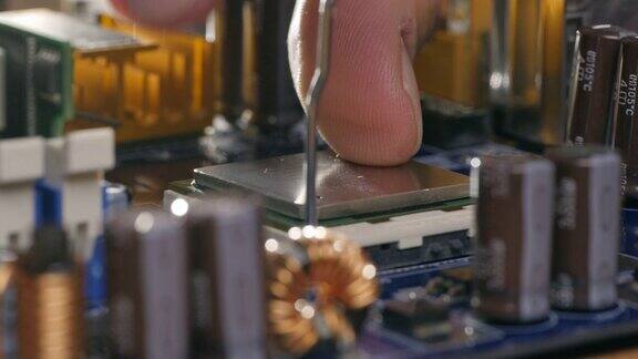 将CPU微处理器插入主板插座滑动镜头