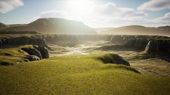 新西兰的风景有山脉和枯黄的草
