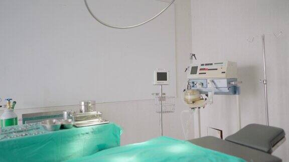 手术器械是在无菌条件下放置在手术台上为病人在手术室进行手术做准备机器呼吸机心电描记法概念保健医院急救医疗