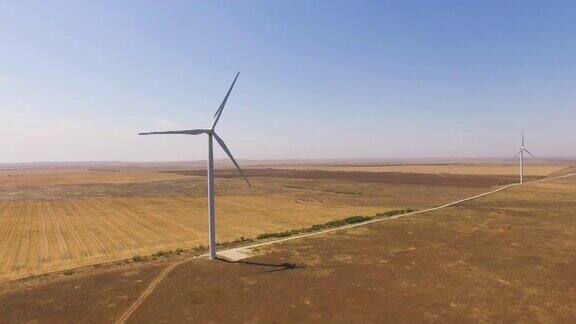 天线:麦田附近的风力涡轮机