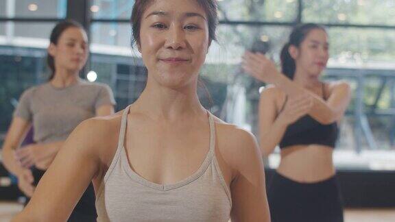 年轻的亚洲体育有吸引力的人练习瑜伽课与教练亚洲女性群体在健身室锻炼健康的生活方式体育活动体操或芭蕾课