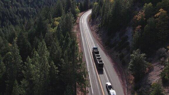一辆卡车在加州伯尼山附近的高速公路上坡