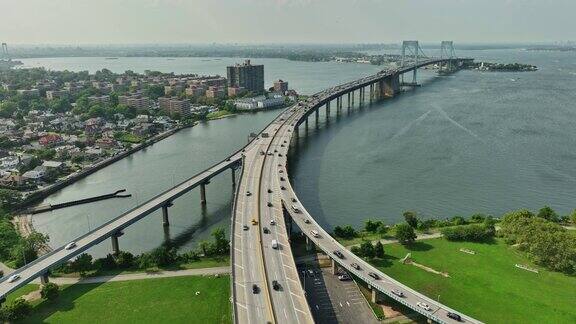 高速公路的鸟瞰图背景是一座桥