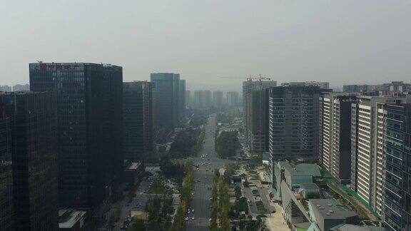 飞行在成都市区交通街道晴天空中全景4k中国