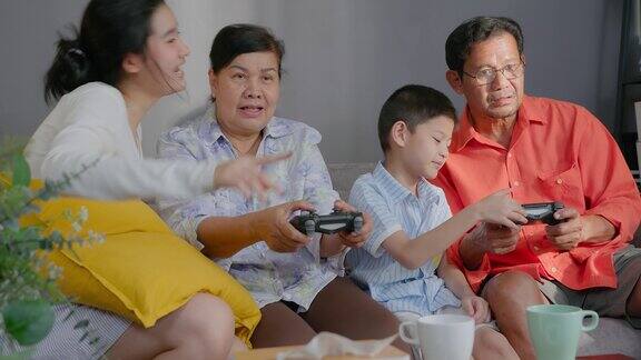 亚洲多代同堂的家庭在客厅玩电子游戏