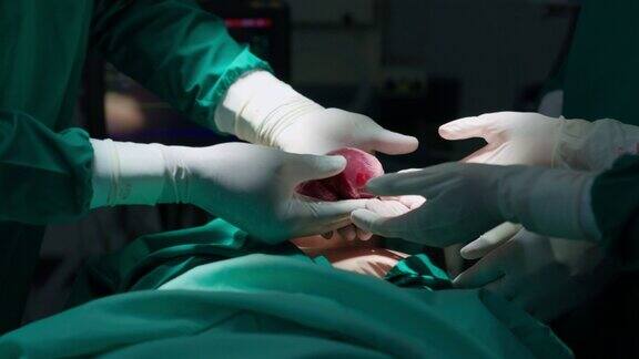 在手术室里对病人进行心脏手术的专家手的特写