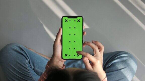女人使用智能手机的特写绿色屏幕