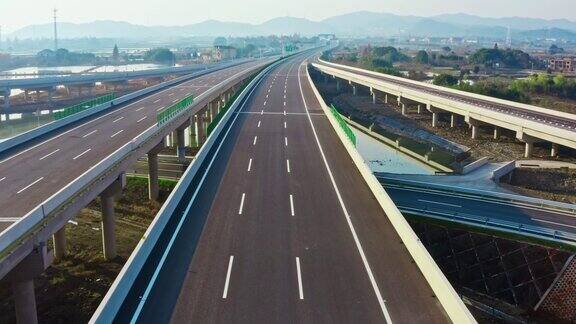 高速公路路口的航拍画面