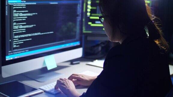 女性IT工程师在晚上工作和编写程序