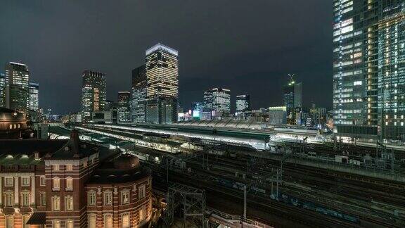 东京站的时间流逝与各种建筑、城市景观和交通道路在东京日本