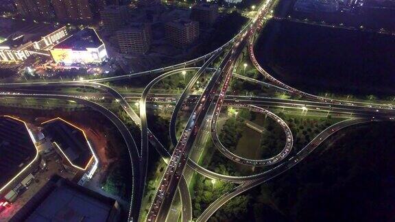 现代城市道路交汇处夜间鸟瞰图