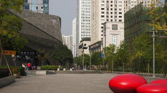 阳光明媚的一天成都市中心交通街道步行街全景4k中国