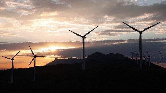 纳瓦拉(西班牙)风力发电场日落的景色