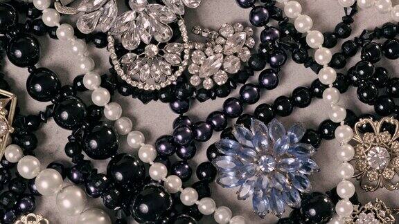 美丽的时尚和复古珠宝与珍贵的闪亮的宝石珍珠和钻石为女性