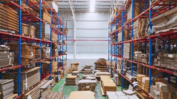 工厂仓库货架上的商品包装纸箱无人机航拍角度飞行角度高物流行业业务工业工作生涯工厂工作环境概念