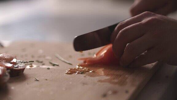 厨师安排和切西红柿片三明治的特写镜头