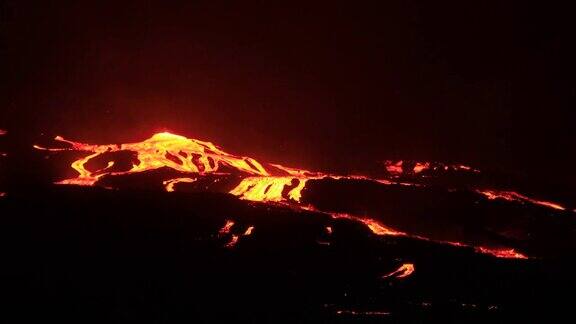 熔岩流摧毁了“ElParaíso”来自拉帕尔马的Tajuya康伯利维亚火山爆发10／18／2021