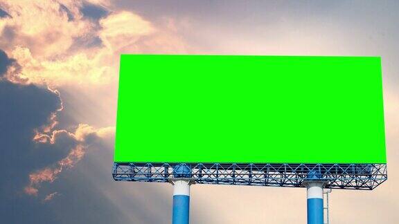4k时间推移广告牌绿色屏幕近距离使用广告与美丽的天空阳光运动