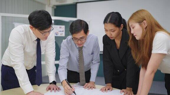 亚洲男经理在办公室会议室与员工讨论和分享公司的销售计划和财务策略团队会议商务会议概念