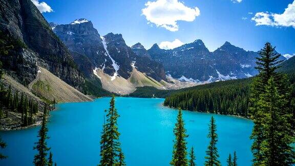 蓝天下的湖光山色