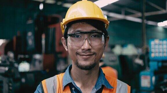 微笑的专业重工业工程师肖像