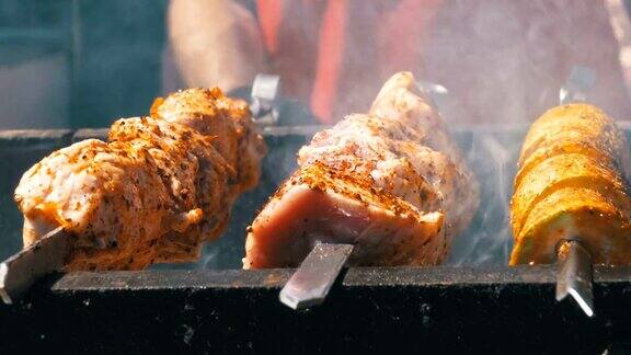 大自然中烤的羊肉串街头食品烤肉串上的肉