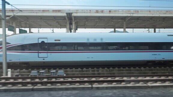 中国的高铁列车和车站场景人来人往春运
