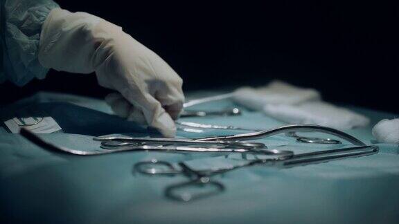 黑暗无菌手术室的手术台与手术器械侧视图特写