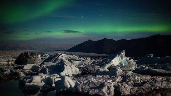 冰岛Jokulsarlon礁湖上空的北极光