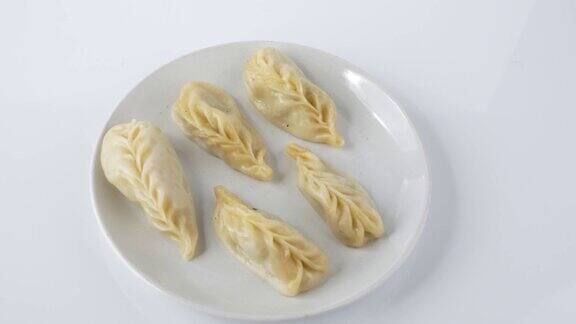 传统饺子馍馍装在白色的盘子里