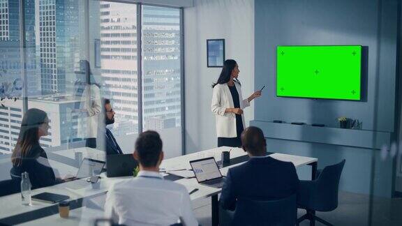 多元化办公室会议室会议:成功的亚洲女商人用绿屏彩键墙电视向投资者展示产品电子商务战略提升广角镜头