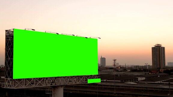 夕阳西下的泰国曼谷高速公路上的绿色广告牌时间流逝