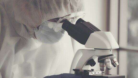 科学家在实验室里用显微镜观察