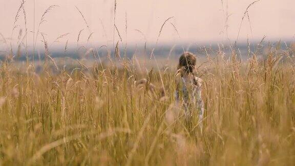 无忧无虑的男孩和女孩在阳光明媚的田园诗般的乡村田野里奔跑