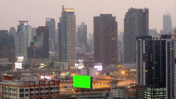 白天到夜晚的时间流逝与绿色的屏幕广告牌