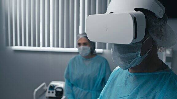 医务人员使用VR耳机