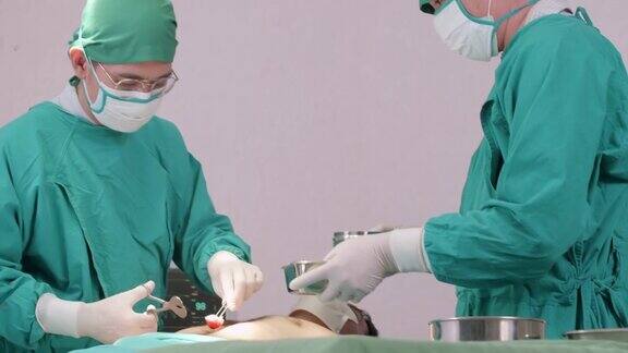 近距离观察身穿手术服的专家医生、外科医生和护士在医院无菌条件下做胸外科手术的患者在手术室发生严重事故的胸部处理概念医疗医院急救医疗