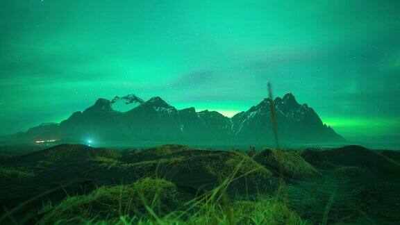 北极光(极光)或北极光在夜空冰岛斯托克尼斯Vestrahorn冰岛