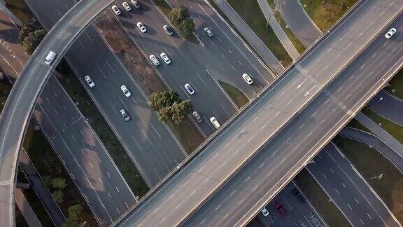 晴天中国大城市成都高架路和交通枢纽的上下角无人机视图现代建筑设计的交通方式避免了交通堵塞车辆很多