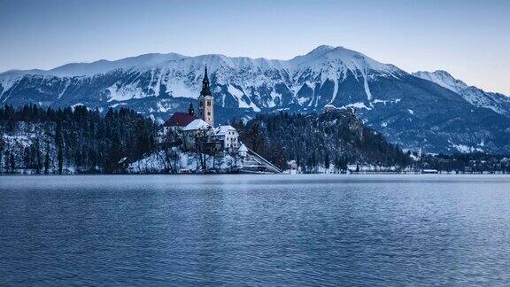 湖流血时间流逝与流血岛和流血城堡在冬季日出斯洛文尼亚
