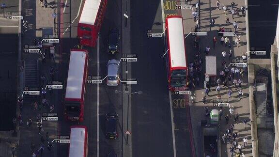 伦敦桥附近通勤者的鸟瞰图面部识别界面显示每个人的个人数据监测人工智能用红色武器8K拍摄
