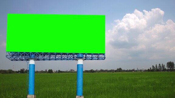 4k时间推移绿色屏幕广告牌在草地上用于广告与美丽的天空和云运动
